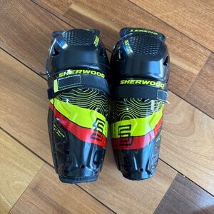 Sherwood Rekker legend youth knee/shin guard